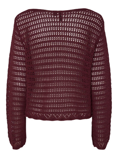 ryggen af langærmet bordeaux rød strik med hullet mønster og bådudskæring. PIECES PCFALLON Boat Neck Knit