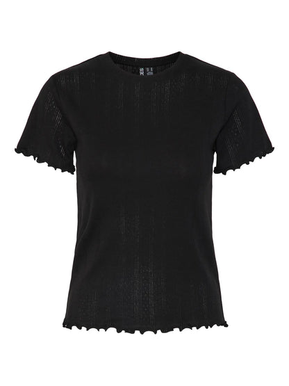 kortærmet sort t-shirt med rund hals og bølget kanter. PIECES PCFIA TOP Black