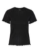 kortærmet sort t-shirt med rund hals og bølget kanter. PIECES PCFIA TOP Black