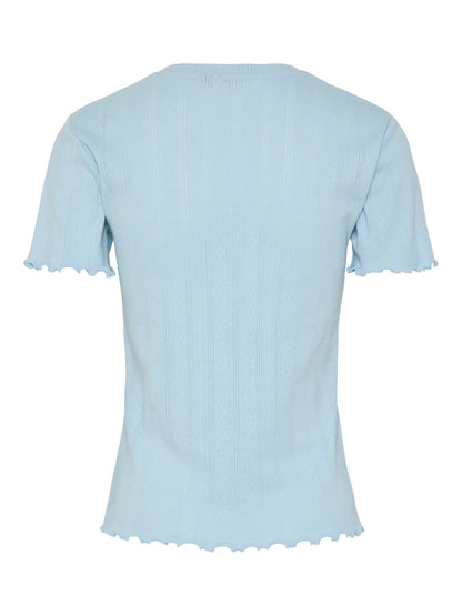 ryggen af kortærmet blå t-shirt med bølget kanter og rund hals. PIECES PCFIA TOP Cashmere Blue