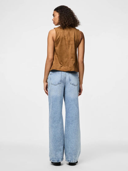 ryggen af model med ærmeløs brun top i ruskind PIECES Top PCJUNO TOP Brown