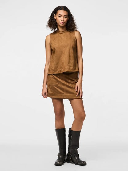 model med nederdel og ærmeløs brun top i ruskind PIECES Top PCJUNO TOP Brown