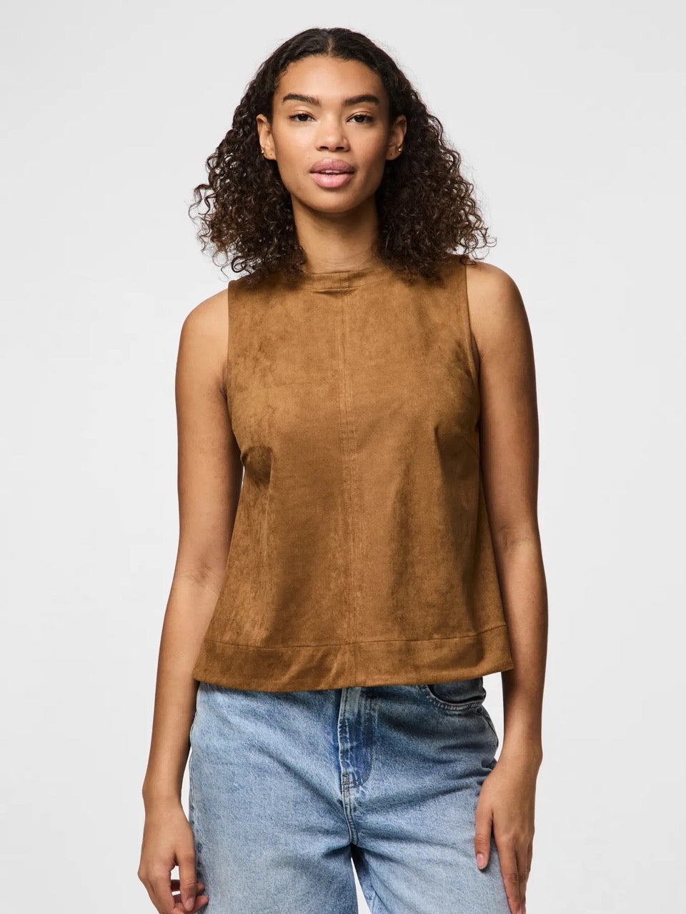 fronten af model med ærmeløs brun top i ruskind PIECES Top PCJUNO TOP Brown