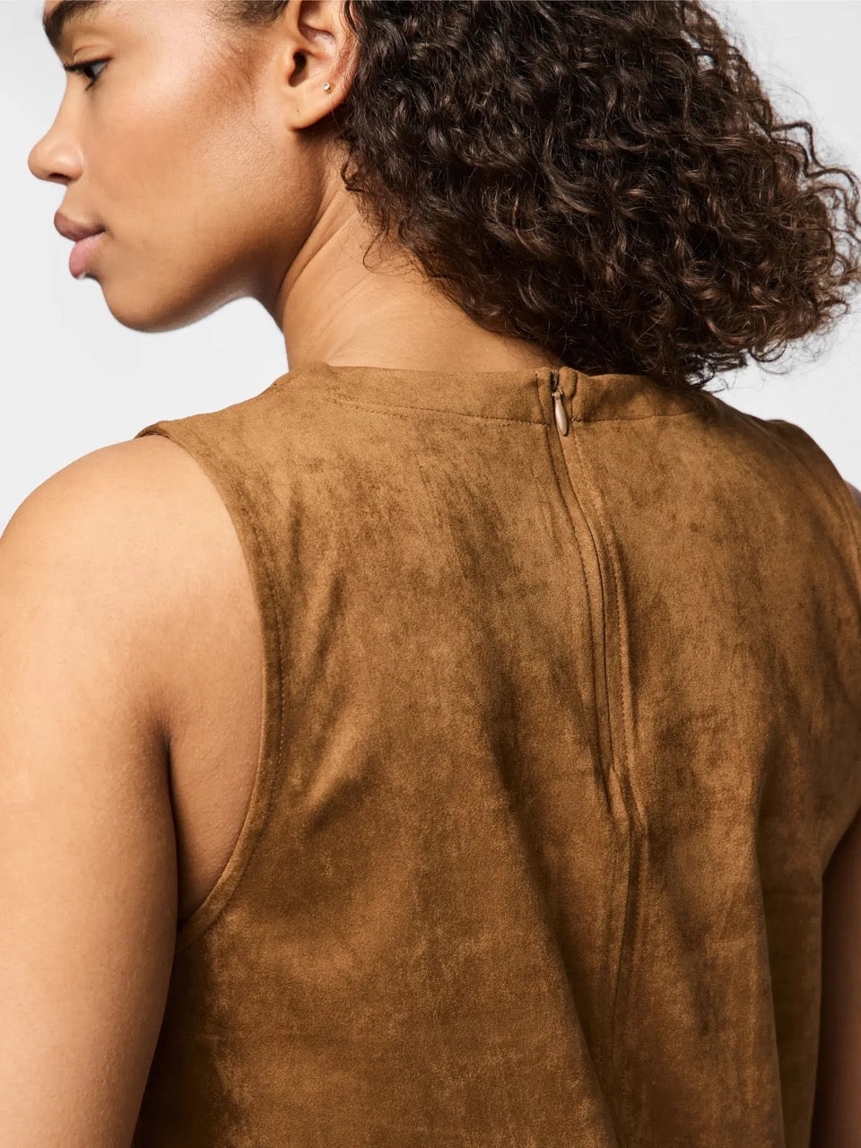 closeup af ryggen på model med ærmeløs brun top i ruskind PIECES Top PCJUNO TOP Brown