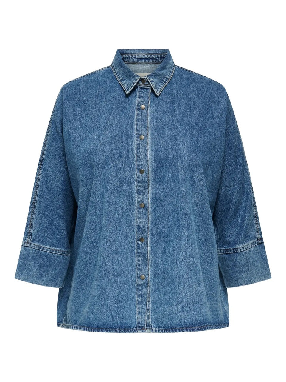 blå denimskjorte med knaplukning. ONLY Carmakoma CARGRACE SHIRT Medium Blue Denim