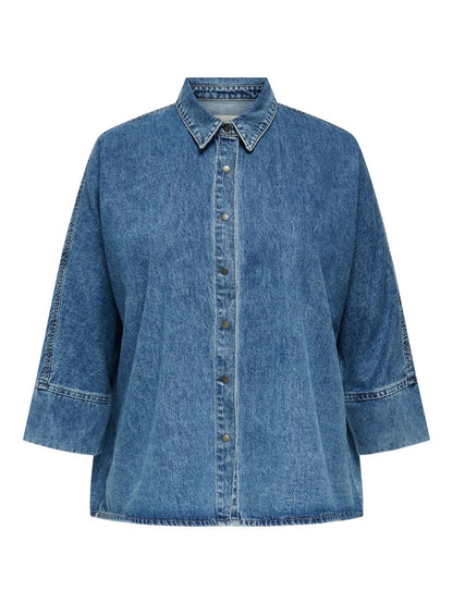blå denimskjorte med knaplukning. ONLY Carmakoma CARGRACE SHIRT Medium Blue Denim