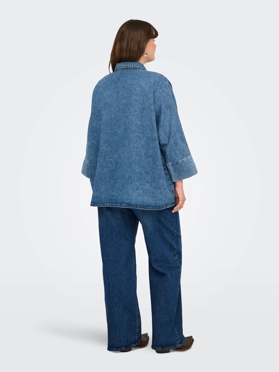 ryggen af model blå denimskjorte med knaplukning. ONLY Carmakoma CARGRACE SHIRT Medium Blue Denim