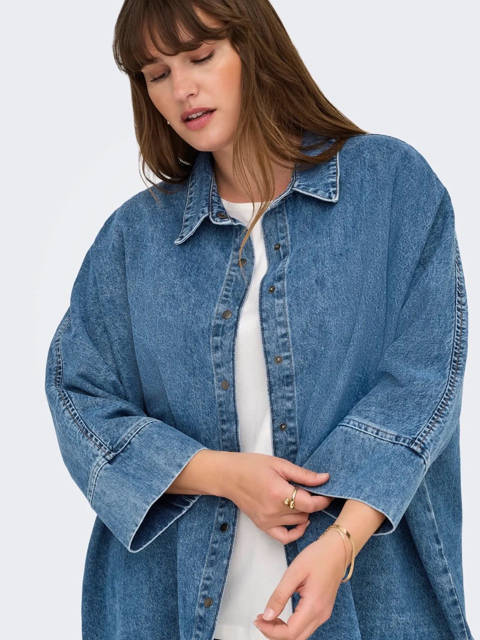 model med blå denimskjorte med knaplukning. ONLY Carmakoma CARGRACE SHIRT Medium Blue Denim