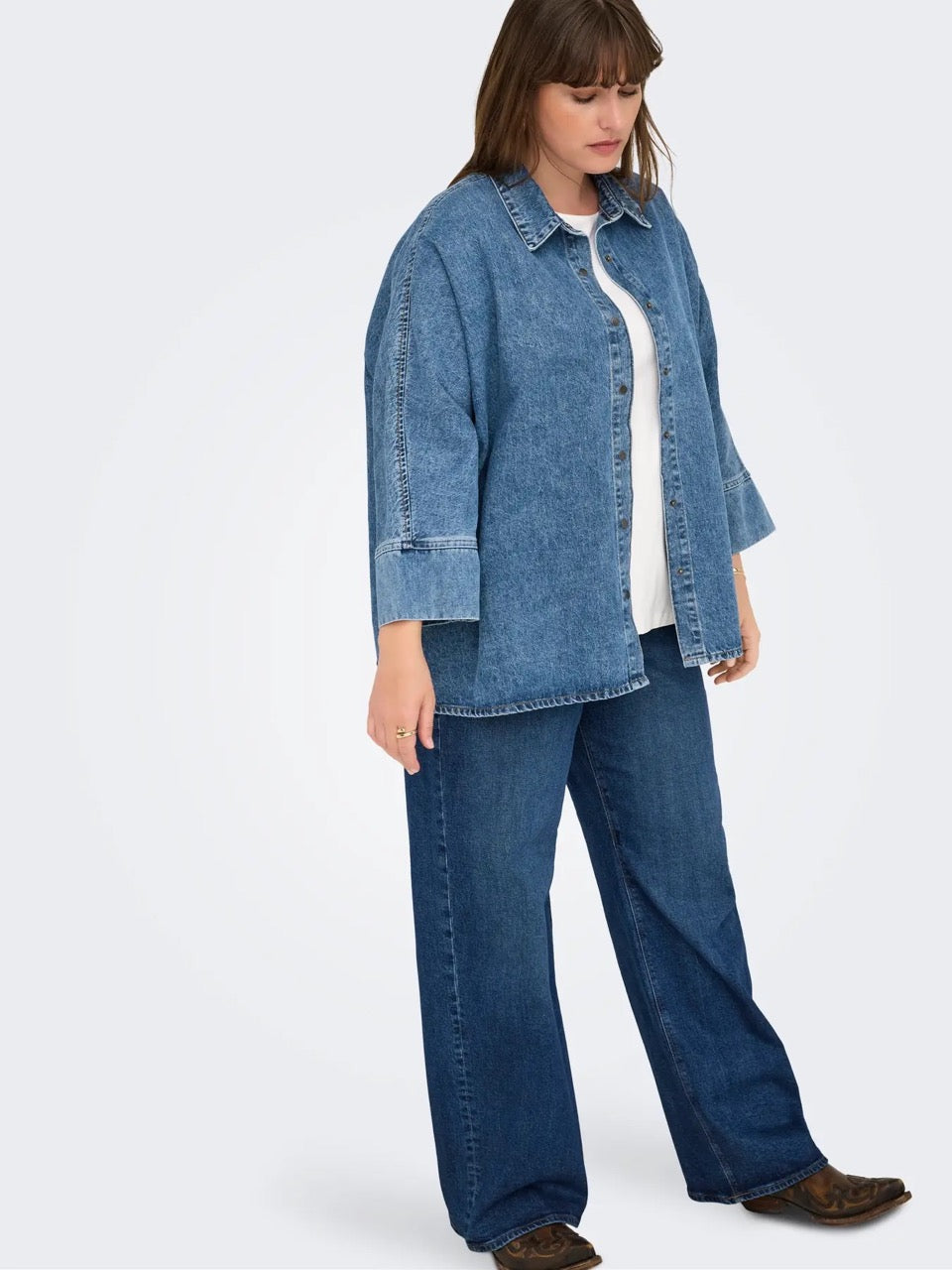 model fra siden med blå denimskjorte med knaplukning. ONLY Carmakoma CARGRACE SHIRT Medium Blue Denim