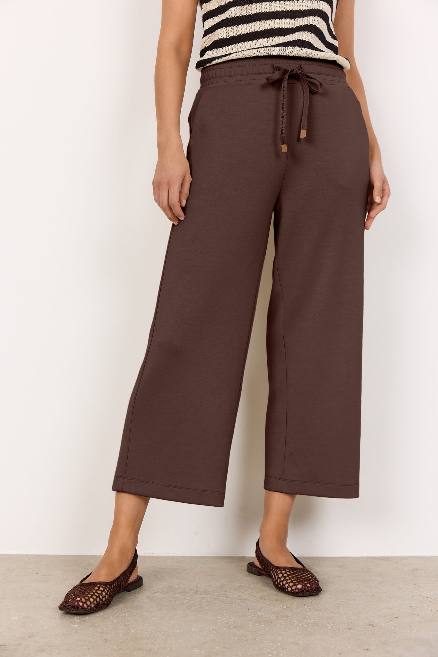 model med brune joggingbukser med snøre i taljen og sidelommer. Soyaconcept SC-BANU 26 Bukser HOT FUDGE