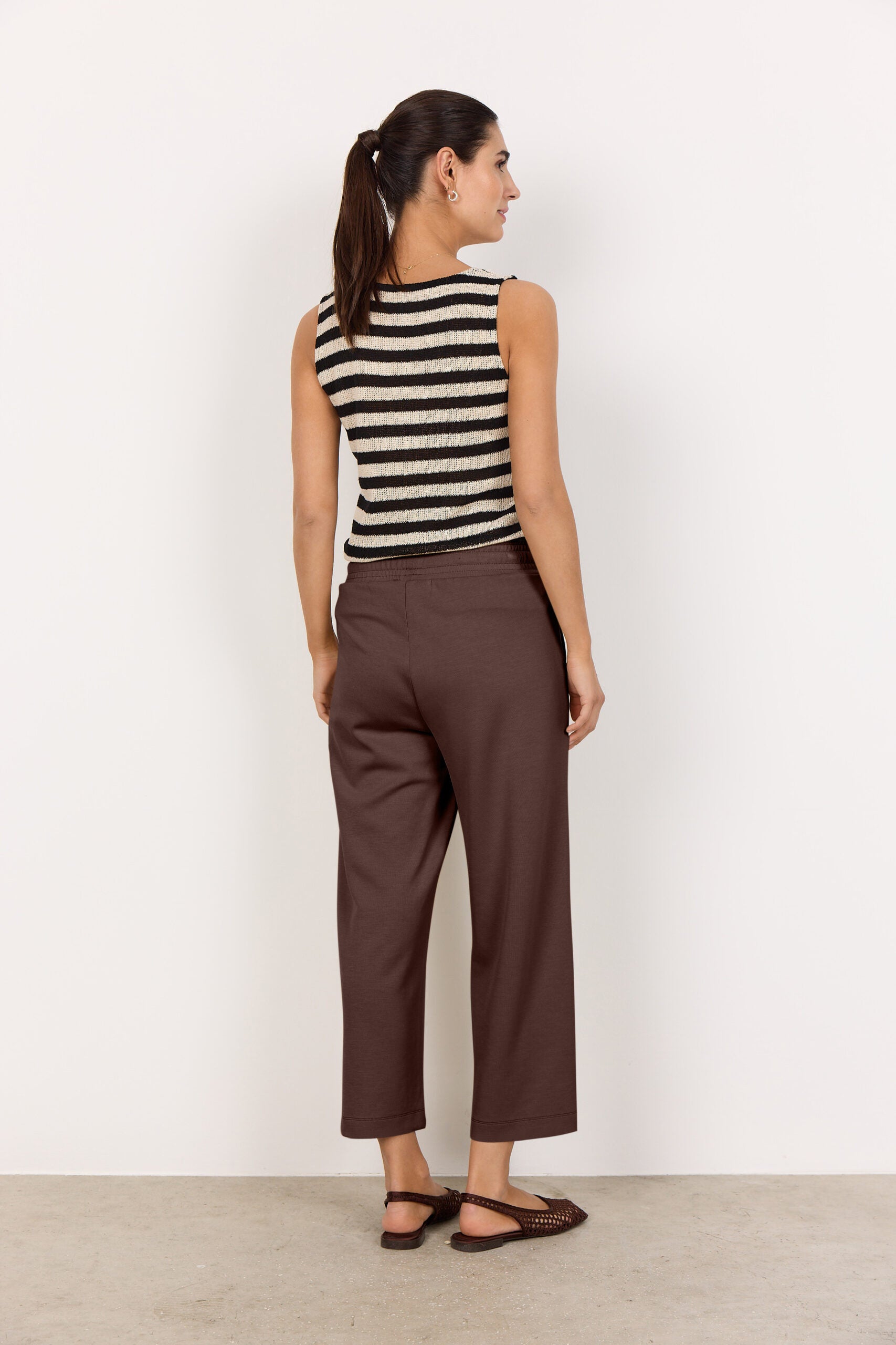 ryggen af model med brune joggingbukser med snøre i taljen og sidelommer. Soyaconcept SC-BANU 26 Bukser HOT FUDGE