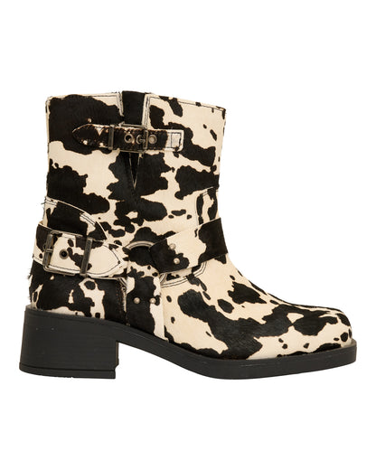 bikerstøvle med spænder og lynlås i siden samt komønster. Tim & Simonsen Lora Biker boot Cow Hair on Black