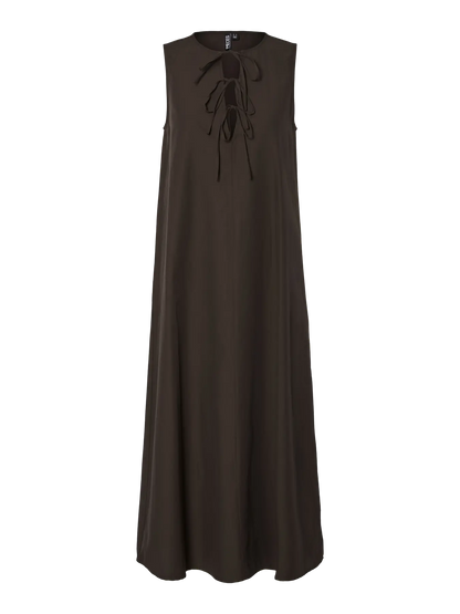 ærmeløs lang brun kjole med bindebånd på fronten. PIECES PCJENNA Midi Tie Dress Delicioso