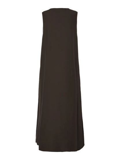 ryggen af ærmeløs lang brun kjole med bindebånd på fronten. PIECES PCJENNA Midi Tie Dress Delicioso