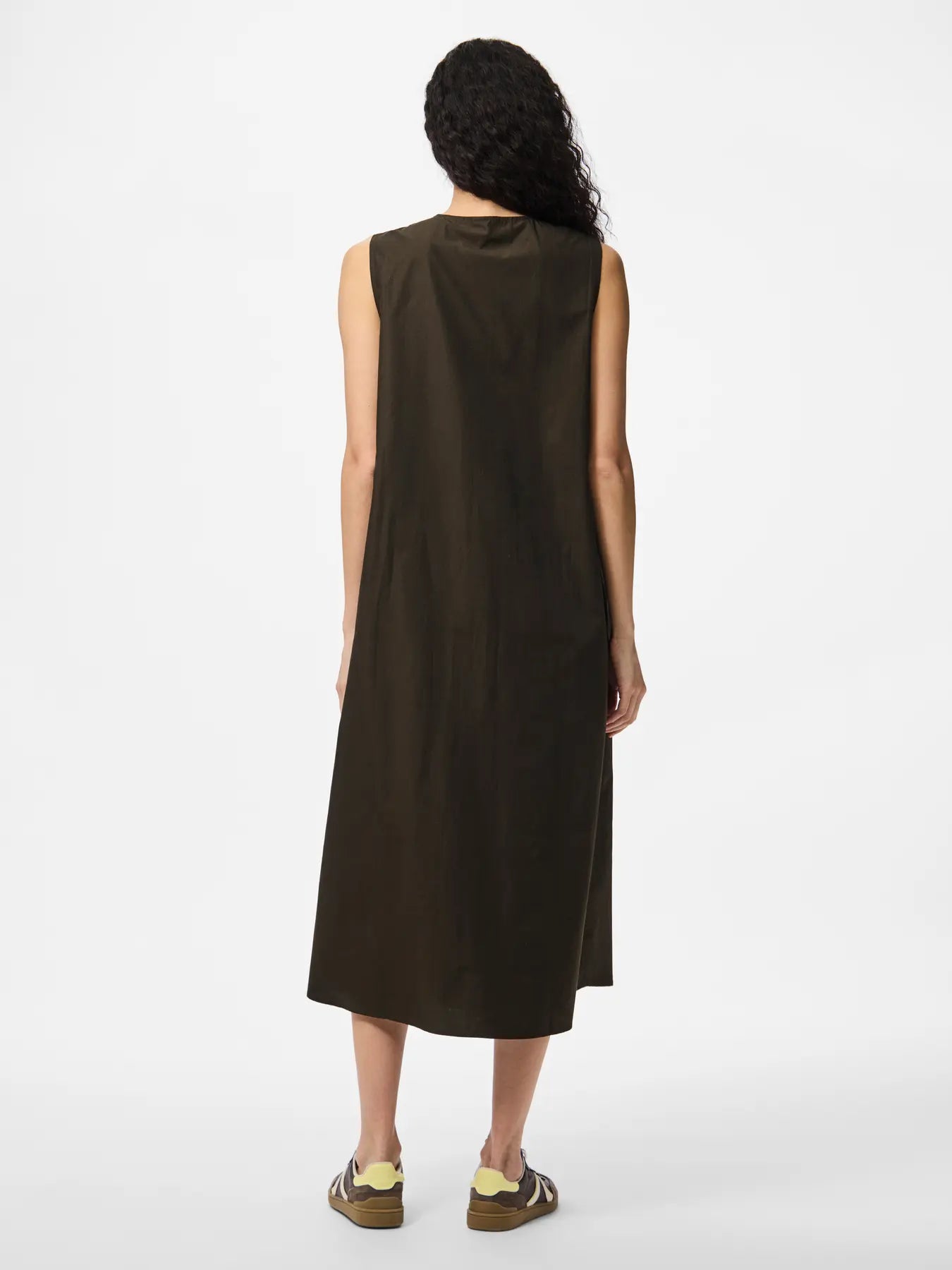 ryggen af model med ærmeløs lang brun kjole med bindebånd på fronten. PIECES PCJENNA Midi Tie Dress Delicioso