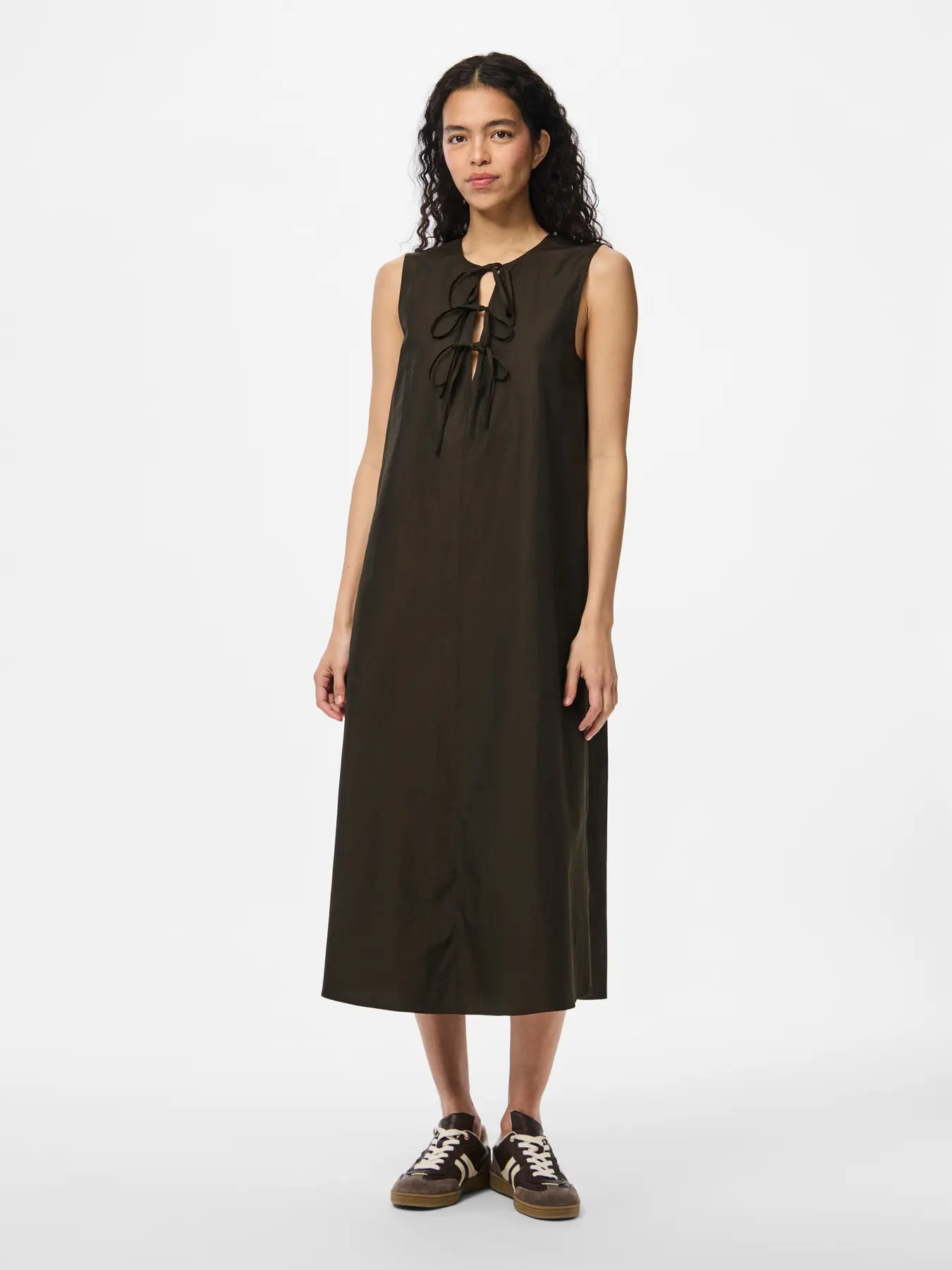 model med ærmeløs lang brun kjole med bindebånd på fronten. PIECES PCJENNA Midi Tie Dress Delicioso
