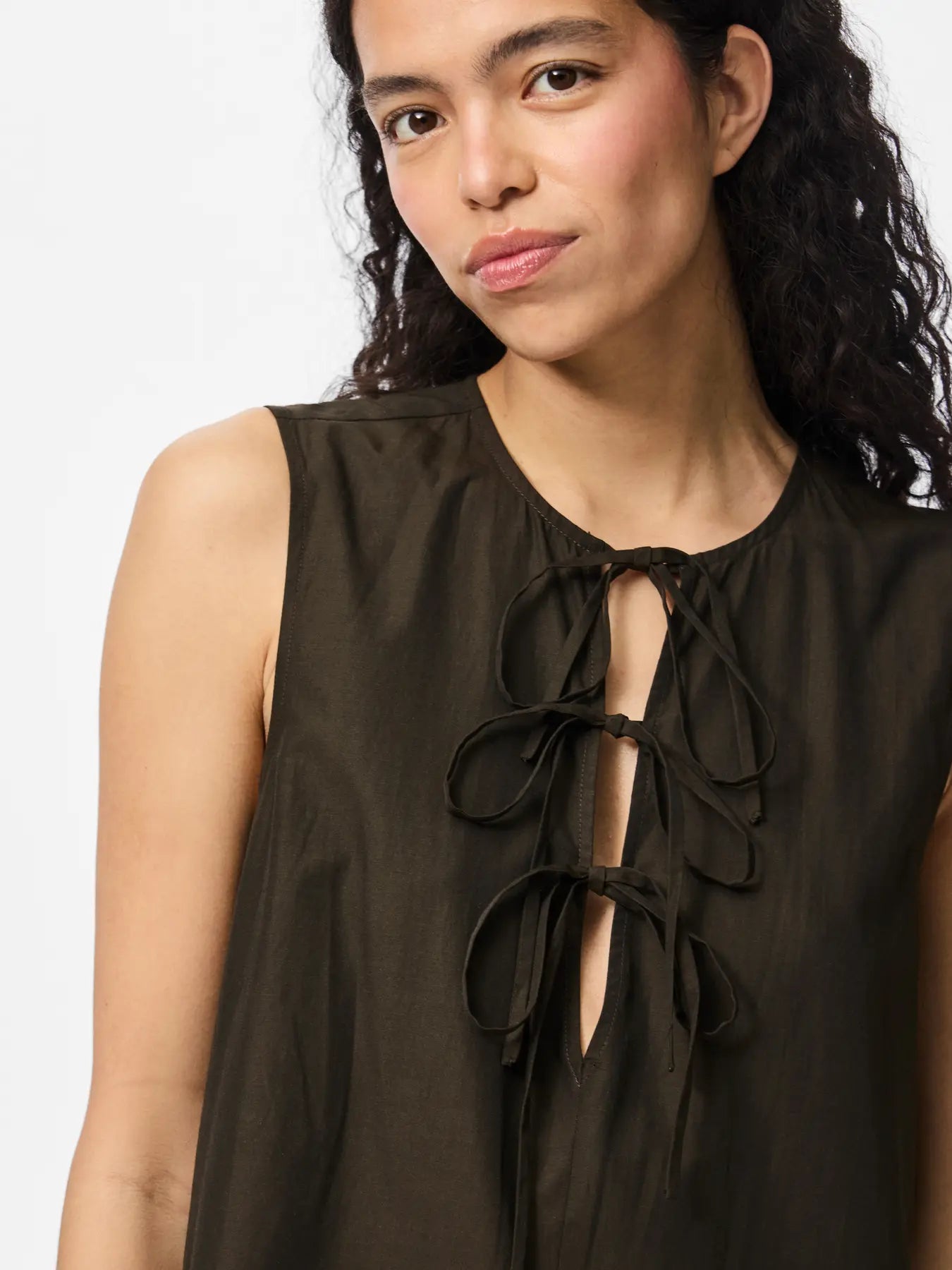 bindebånd foran på ærmeløs lang brun kjole med bindebånd på fronten. PIECES PCJENNA Midi Tie Dress Delicioso