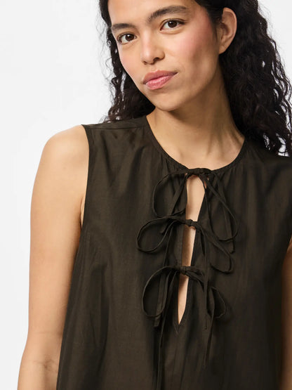 bindebånd foran på ærmeløs lang brun kjole med bindebånd på fronten. PIECES PCJENNA Midi Tie Dress Delicioso