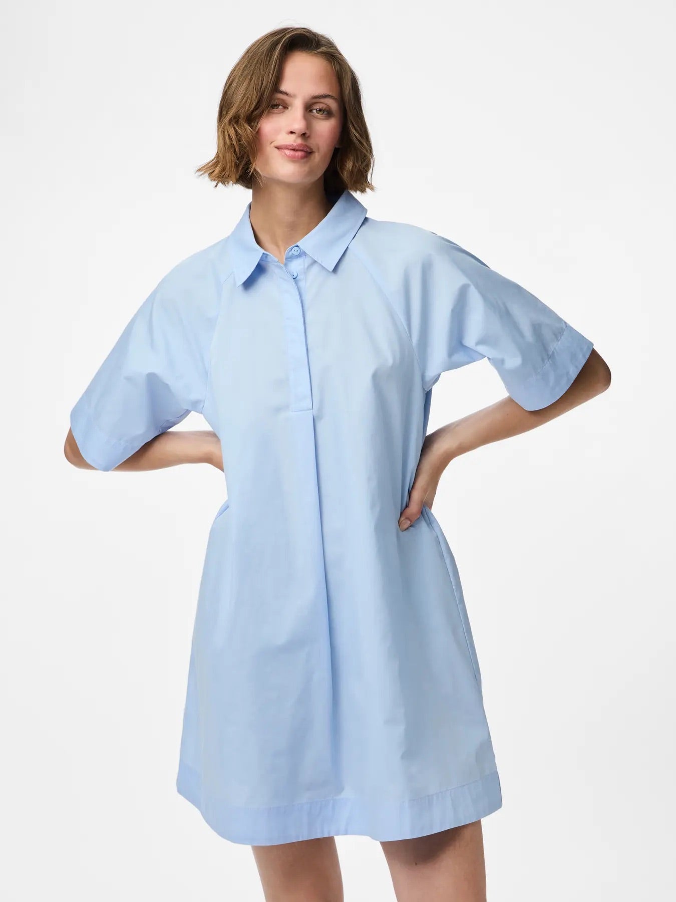 model med blå skjortekjole PIECES PCTONJA 2/4 Short Shirt Dress Cashmere Blue