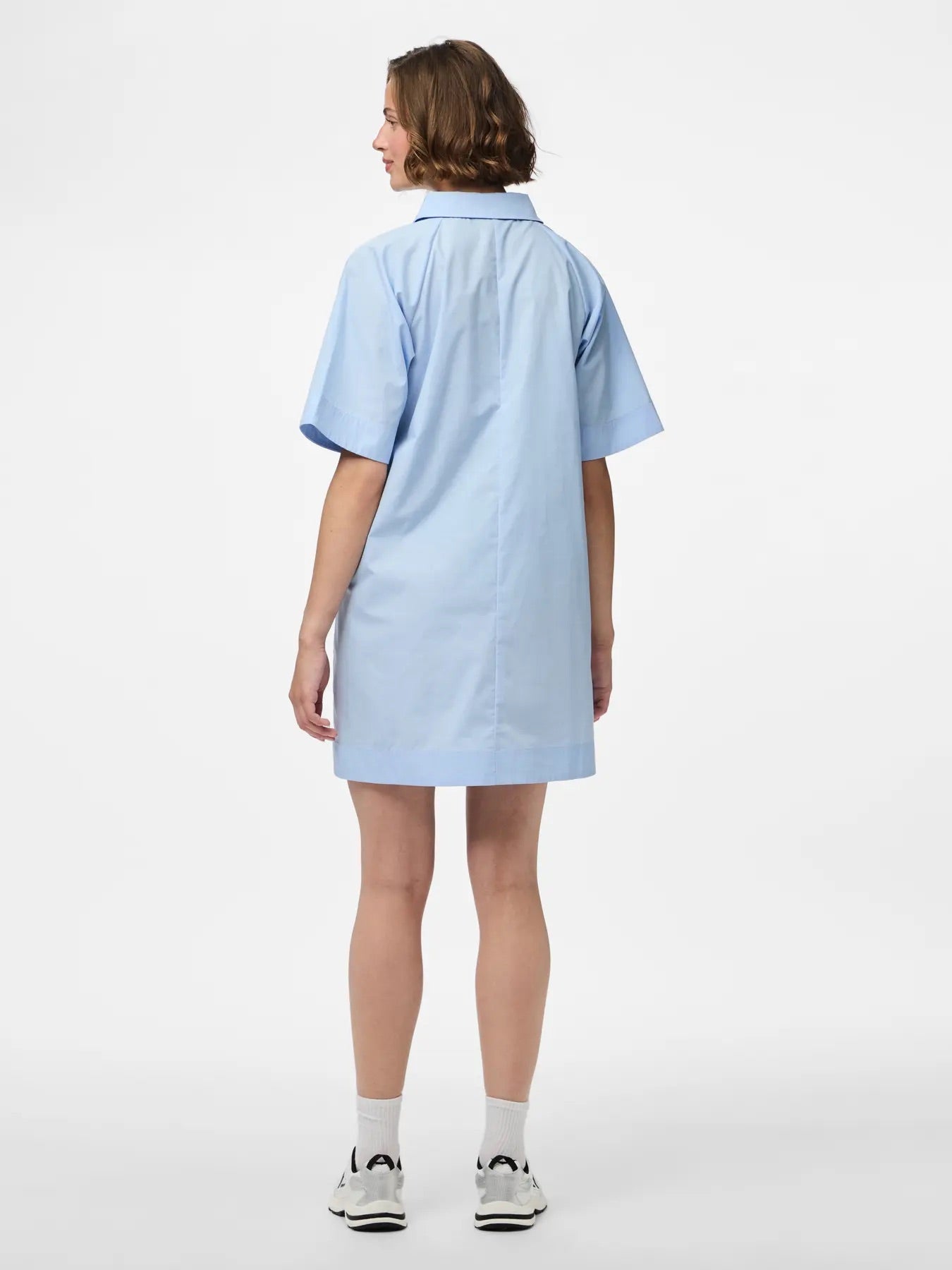 ryggen af model med blå skjortekjole PIECES PCTONJA 2/4 Short Shirt Dress Cashmere Blue