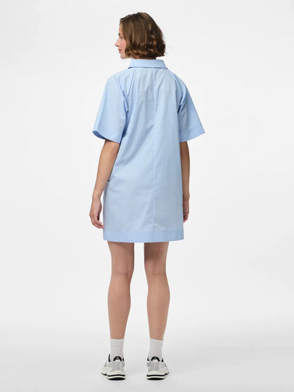 ryggen af model med blå skjortekjole PIECES PCTONJA 2/4 Short Shirt Dress Cashmere Blue