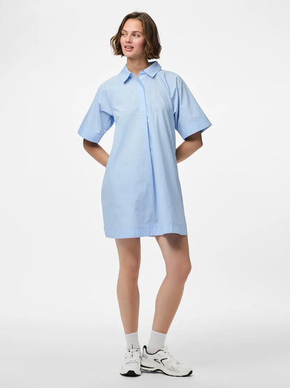 model med blå skjortekjole PIECES PCTONJA 2/4 Short Shirt Dress Cashmere Blue