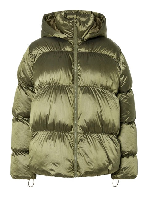 grøn kort vinterjakke med hætte. PIECES PCMILLA Shiny Puffer Jacket Military Olive