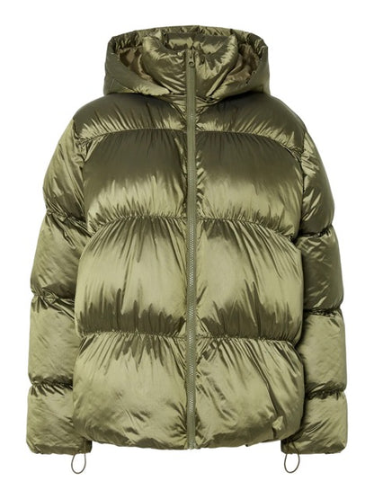grøn kort vinterjakke med hætte. PIECES PCMILLA Shiny Puffer Jacket Military Olive