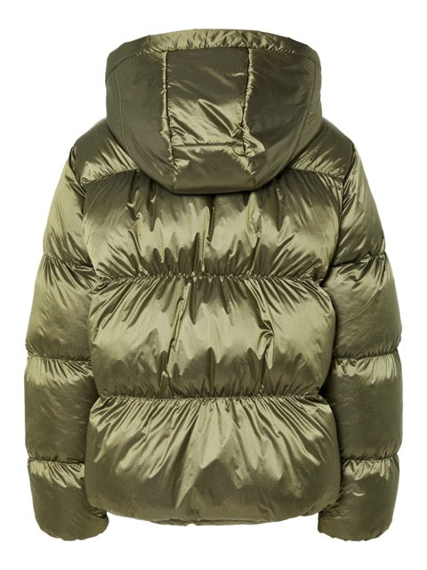 ryggen af grøn kort vinterjakke med hætte. PIECES PCMILLA Shiny Puffer Jacket Military Olive