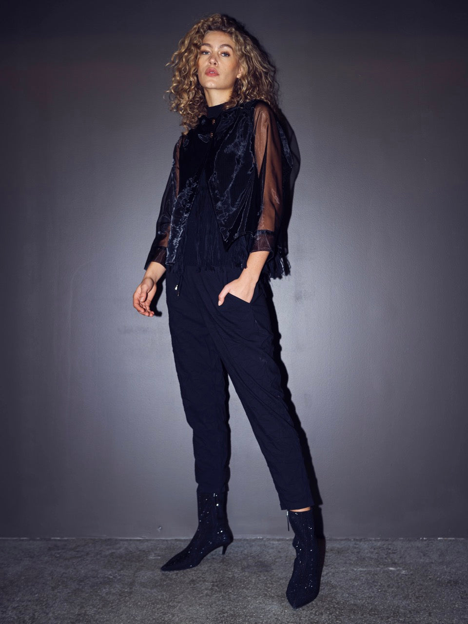 Gennemsigtig sort jakke knappelukning øverst foran NÜ Black Viora Jacket