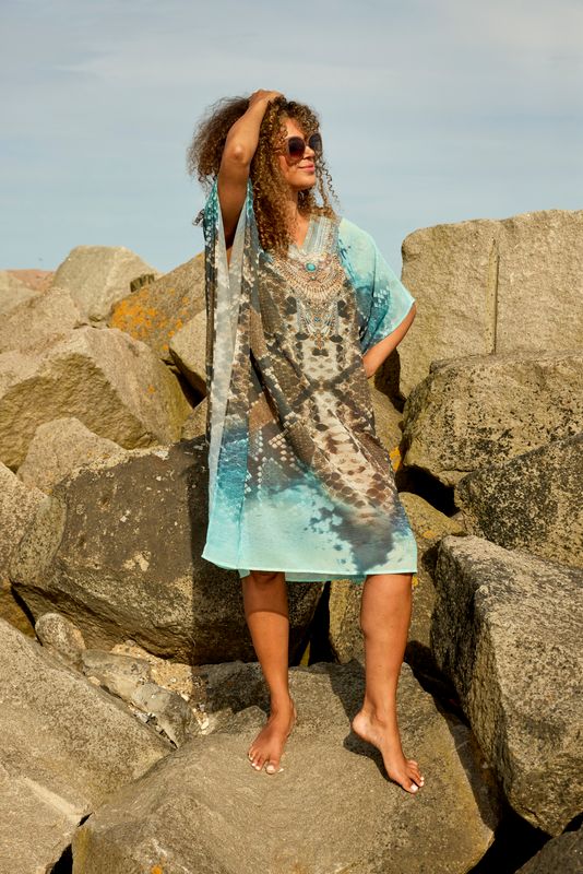 model fra sidel med turkis strandkjole med slangelignende print, 2/4 ærmer og v-hals. ZHENZI Zh-Myri 861-Beach Cover S/S Bright Turquoise