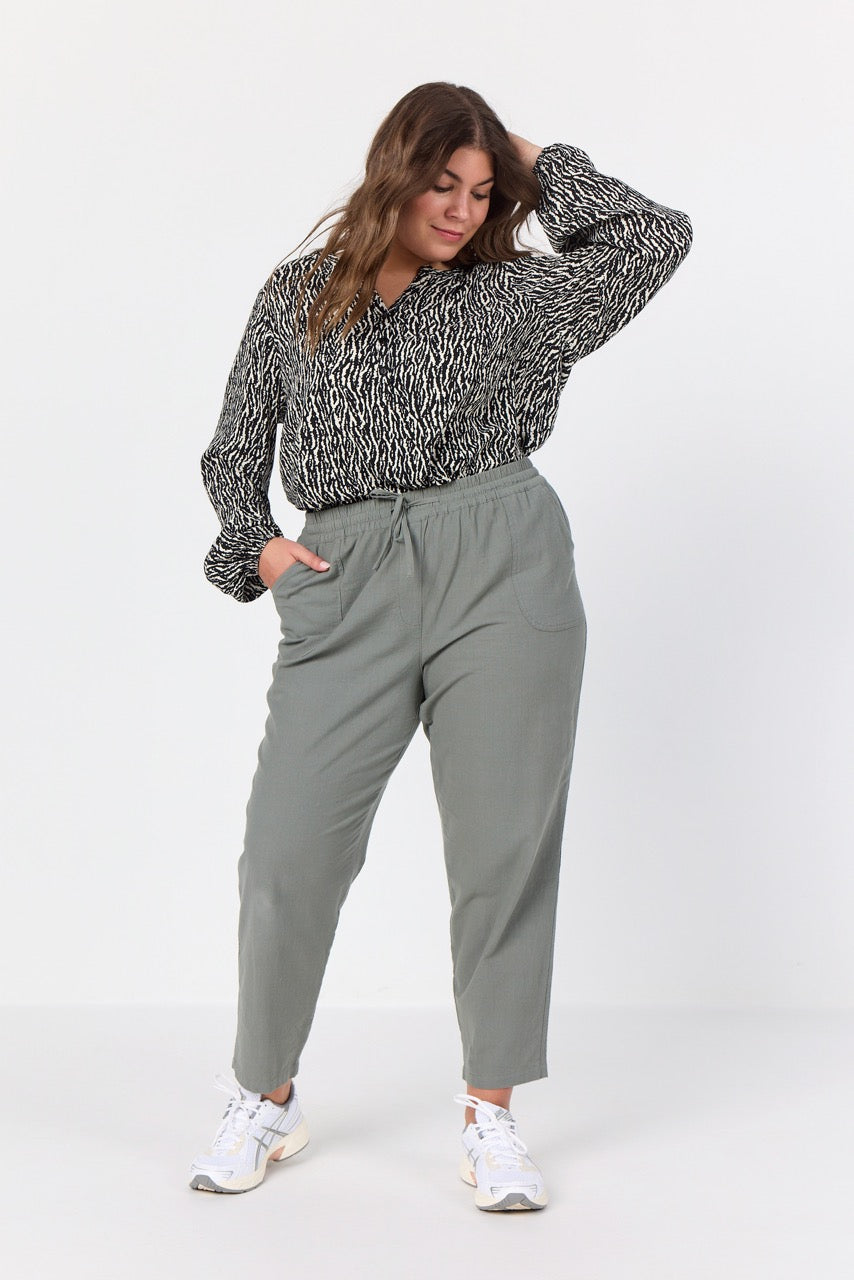 bukser i støvet grøn med justerbar talje. Wasabi WA-ERICA 3 MISTY