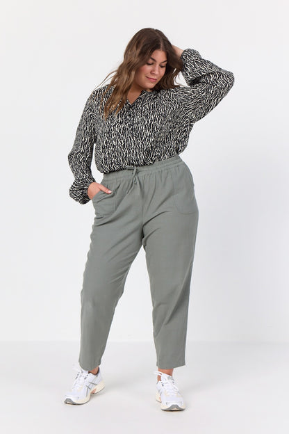 bukser i støvet grøn med justerbar talje. Wasabi WA-ERICA 3 MISTY