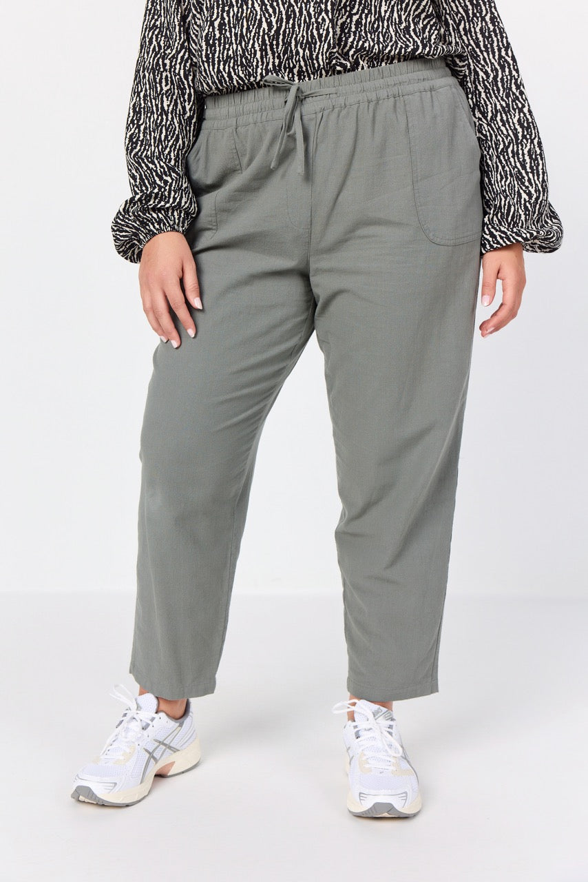 bukser i støvet grøn med justerbar talje. Wasabi WA-ERICA 3 MISTY