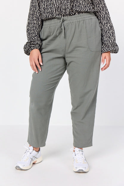 bukser i støvet grøn med justerbar talje. Wasabi WA-ERICA 3 MISTY