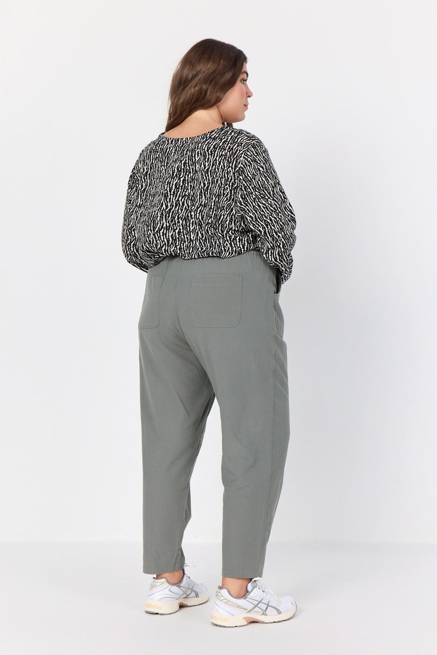 bukser i støvet grøn med justerbar talje. Wasabi WA-ERICA 3 MISTY