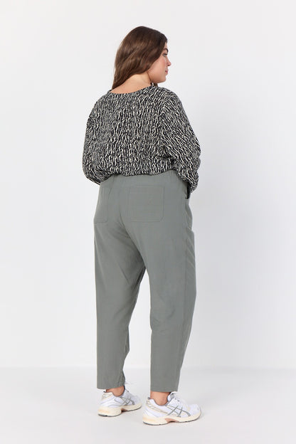 bukser i støvet grøn med justerbar talje. Wasabi WA-ERICA 3 MISTY