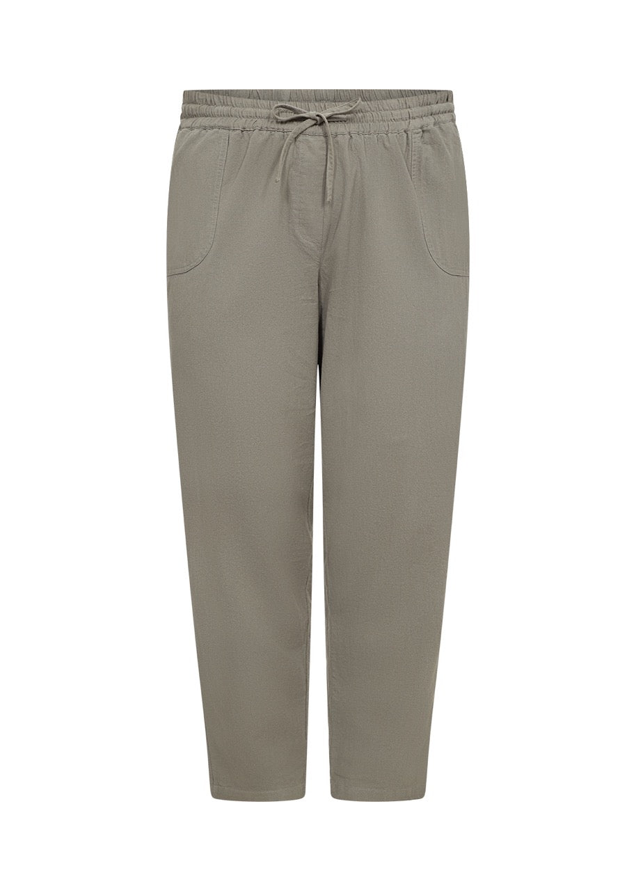 bukser i støvet grøn med justerbar talje. Wasabi WA-ERICA 3 MISTY