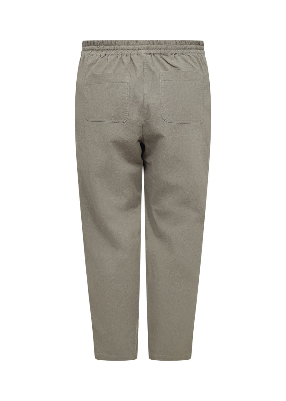 bukser i støvet grøn med justerbar talje. Wasabi WA-ERICA 3 MISTY