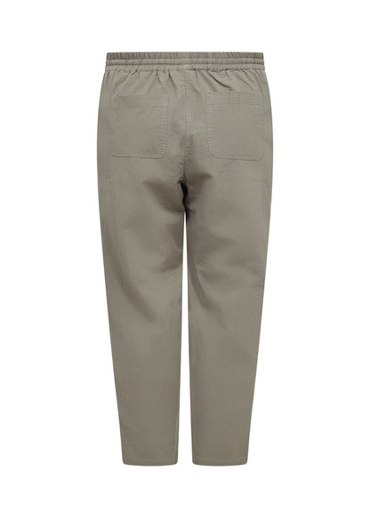 bukser i støvet grøn med justerbar talje. Wasabi WA-ERICA 3 MISTY