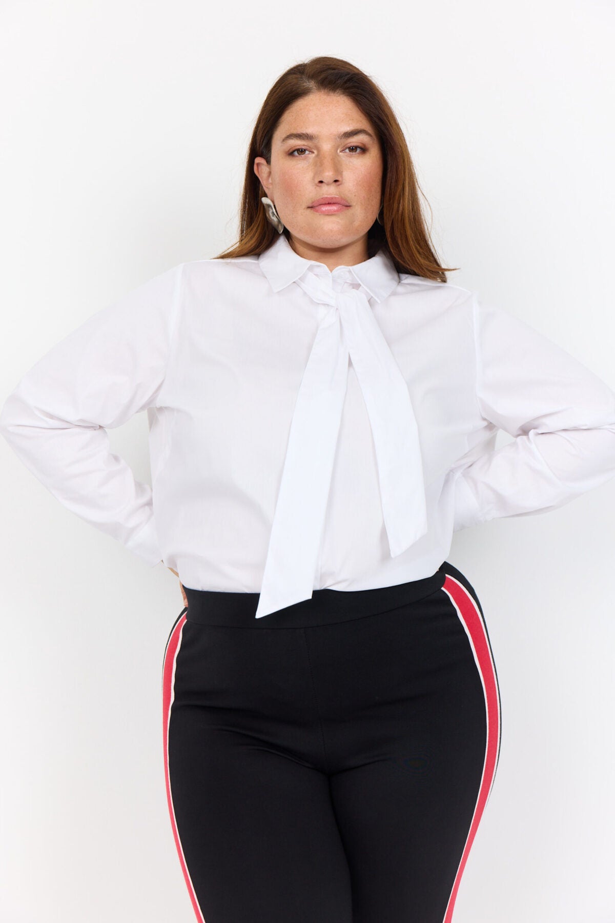 Wasabi WA-SAGA 10 WHITE hvid skjorte med bindedetalje ved kraven