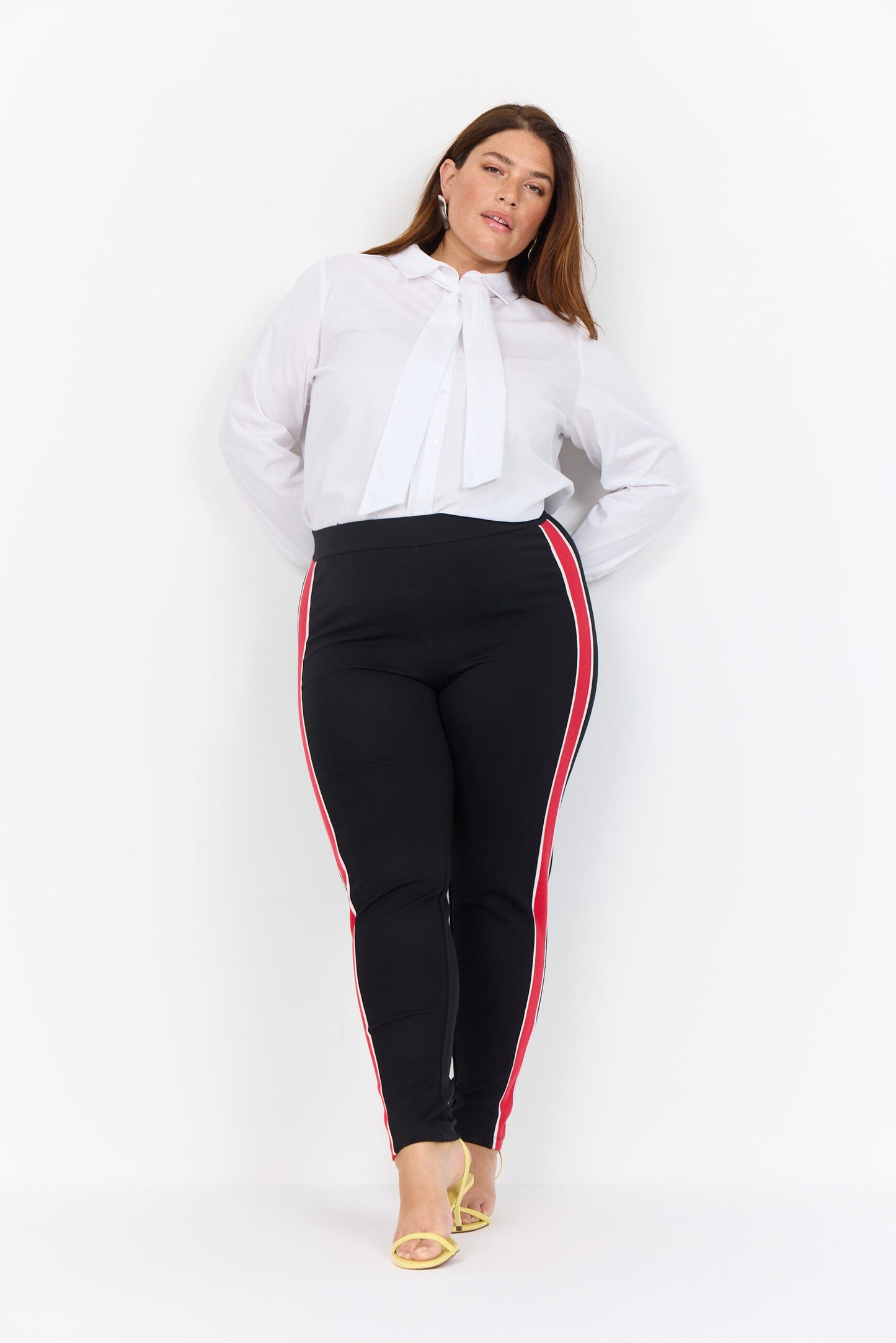 Wasabi WA-SAGA 10 WHITE hvid skjorte med bindedetalje ved kraven