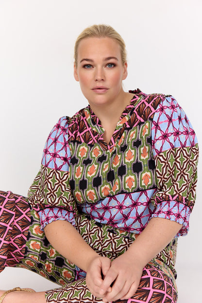 model med kortærmet mønstret bluse i mange farver. Wasabi WA-MELIKA 1 Bluse Wild Rose Combi