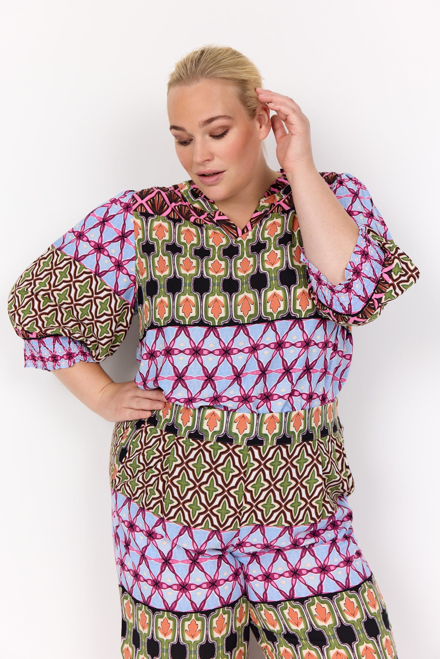 nærbillede af model med kortærmet mønstret bluse i mange farver. Wasabi WA-MELIKA 1 Bluse Wild Rose Combi