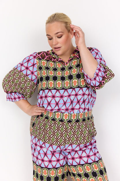 nærbillede af model med kortærmet mønstret bluse i mange farver. Wasabi WA-MELIKA 1 Bluse Wild Rose Combi