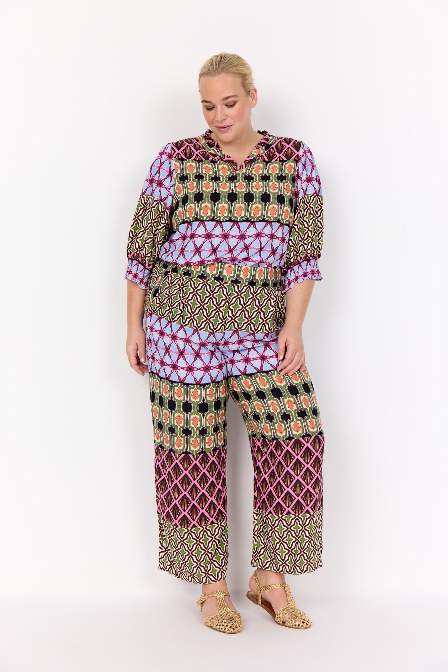 model med kortærmet mønstret bluse i mange farver. Wasabi WA-MELIKA 1 Bluse Wild Rose Combi