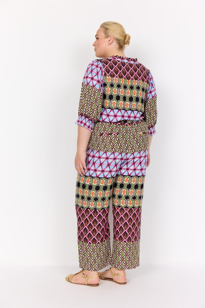 ryggen af model med kortærmet mønstret bluse i mange farver. Wasabi WA-MELIKA 1 Bluse Wild Rose Combi