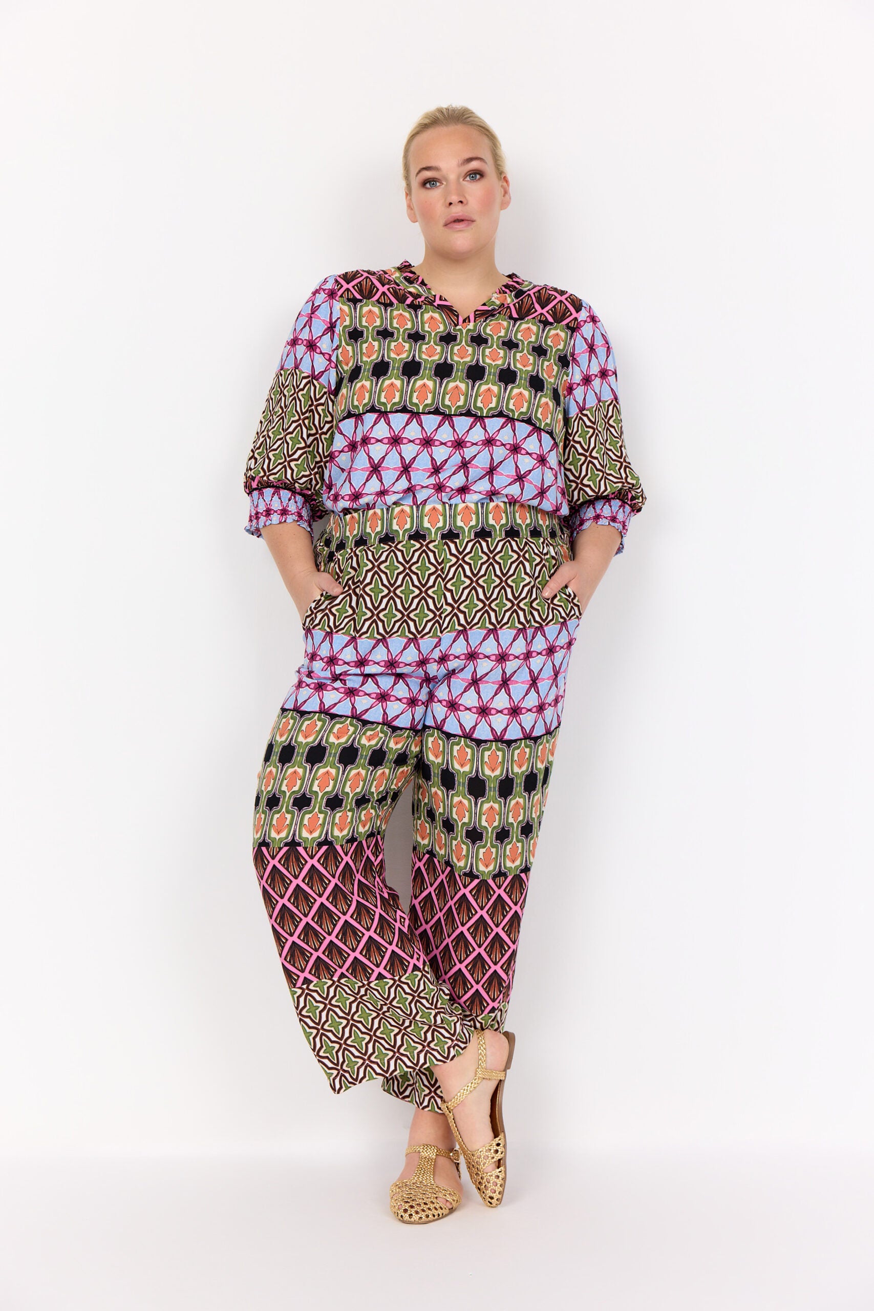 model med bluse og mønstret bukser i mange farver. Wasabi WA-MELIKA 2 Bukser Wild Rose Combi