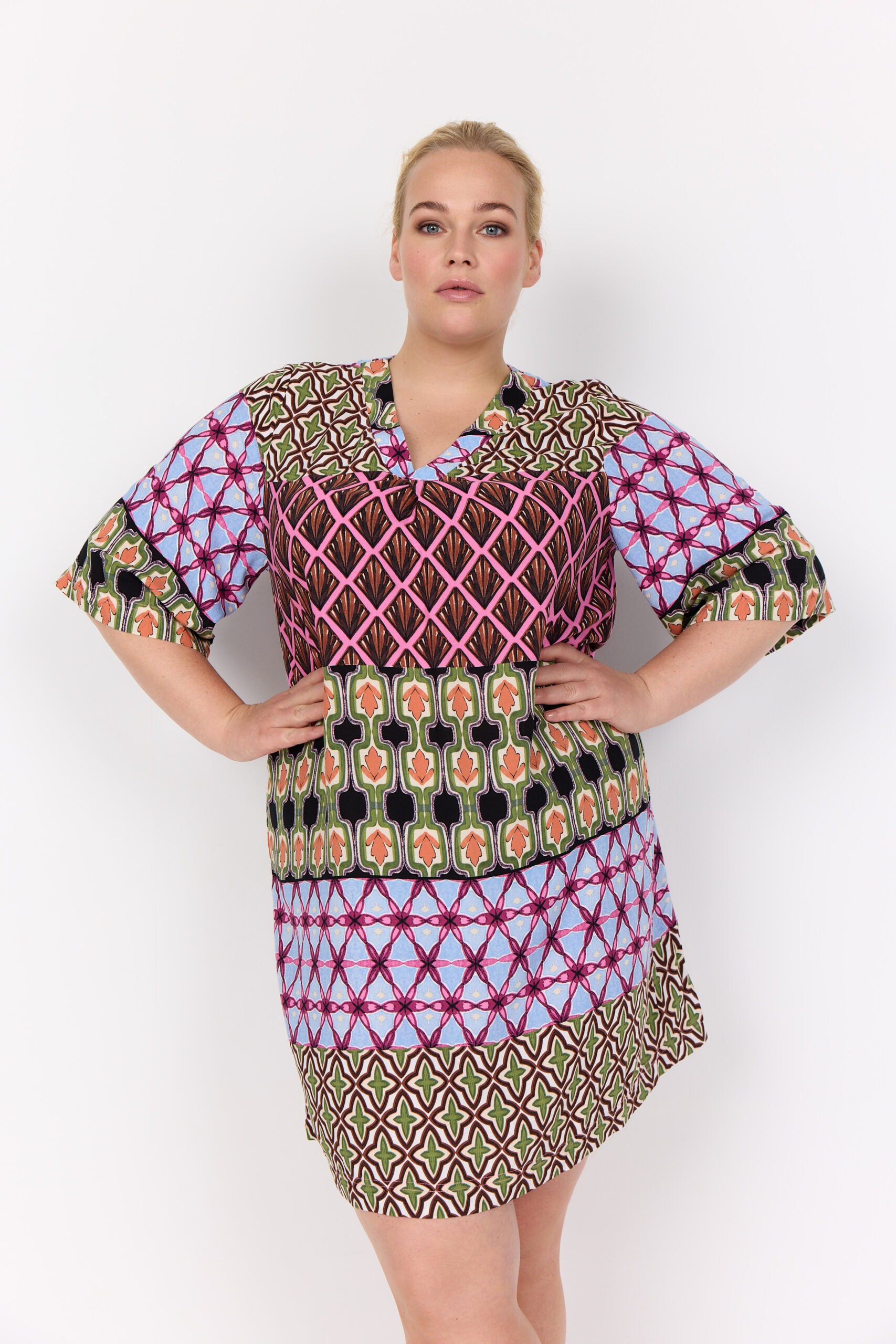 model med kortærmet mønstret kjole i mange farver med v-hals. Wasabi WA-MELIKA 3 Kjole Wild Rose Combi