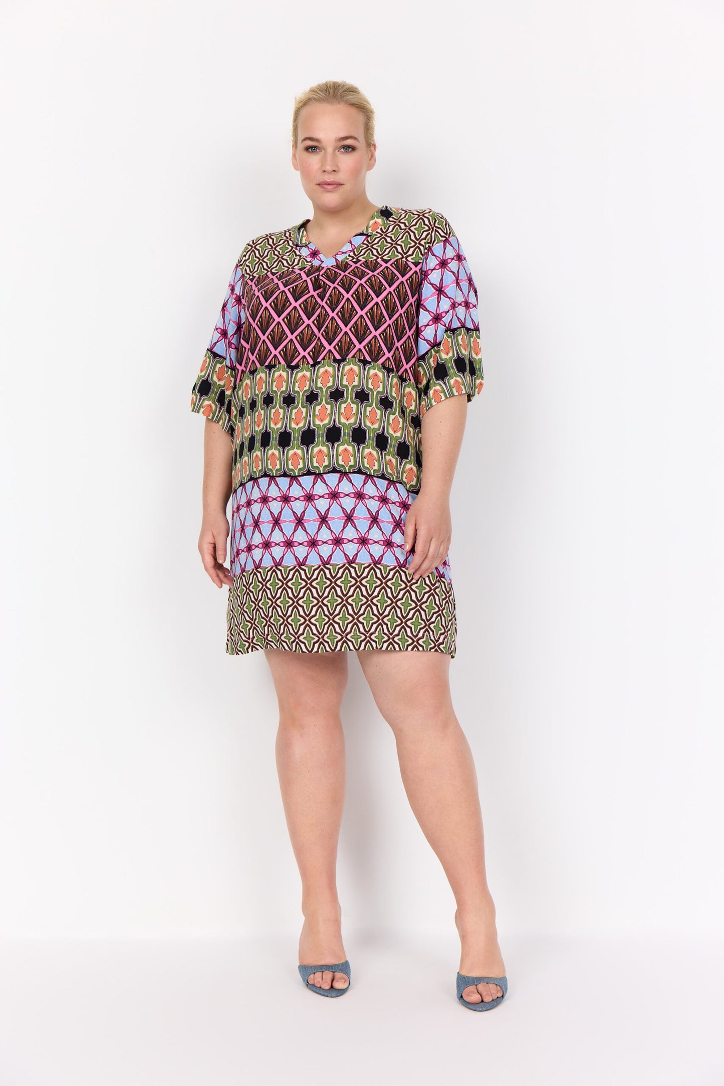 model foran med kortærmet mønstret kjole i mange farver med v-hals. Wasabi WA-MELIKA 3 Kjole Wild Rose Combi